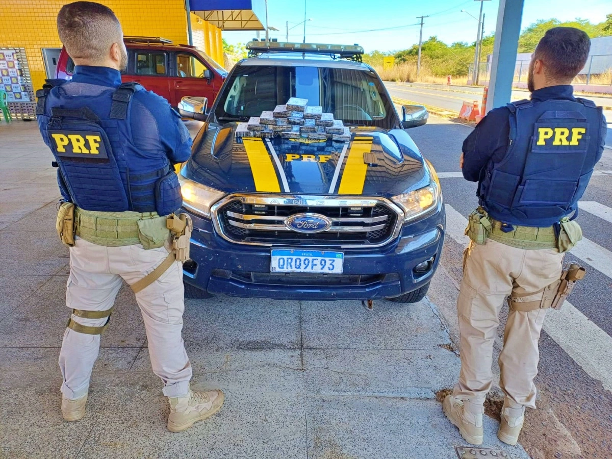 Jovem é presa com 15 tabletes de drogas dentro de ônibus na BR-316 em Valença
