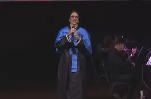 Marisa Monte durante cerimônia de honraria (Foto: Reprodução / Tv Globo)