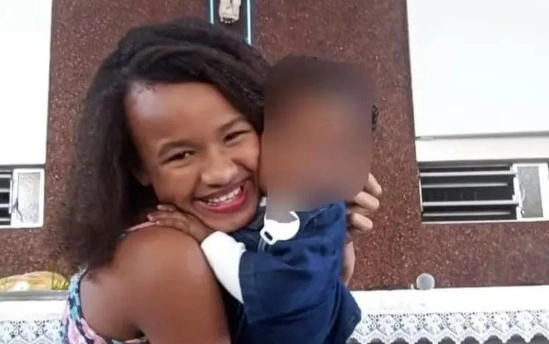 Menina que voltava da aula de balé é baleada em tiroteio entre PMs e traficantes