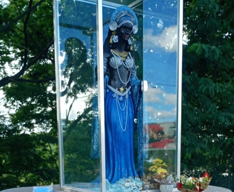 Monumento com estátua de Iemanjá é alvo de vandalismo mais uma vez na capital