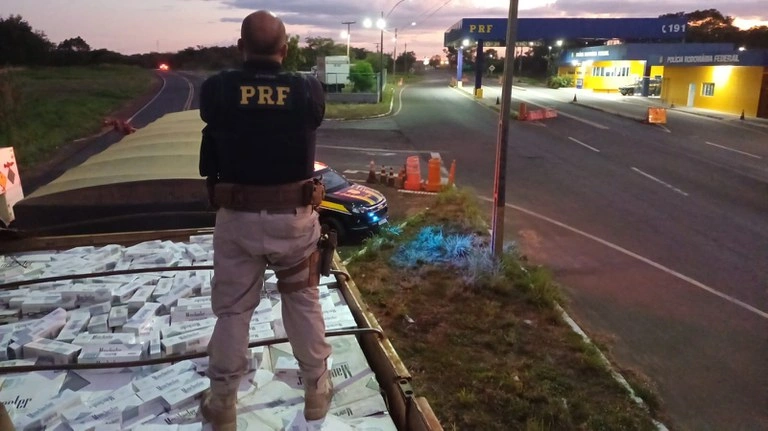 Motorista de caminhão é preso com 230 mil cigarros contrabandeados em Piripiri