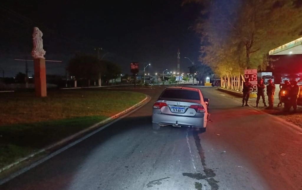 Motorista embriagado perde controle de carro e colide contra poste em Parnaíba