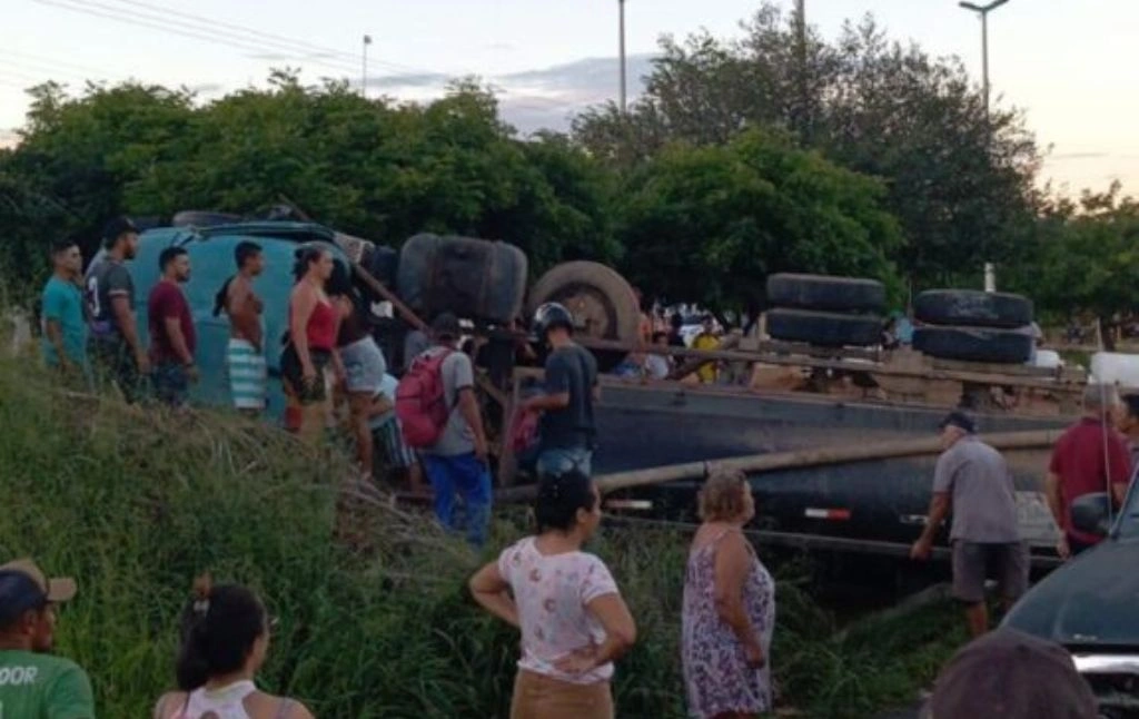 Motorista piauiense tem pernas esmagadas após caminhão pipa tombar no Ceará