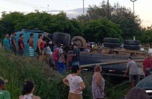 Motorista piauiense tem pernas esmagadas após caminhão pipa tombar no Ceará (Foto: Reprodução)