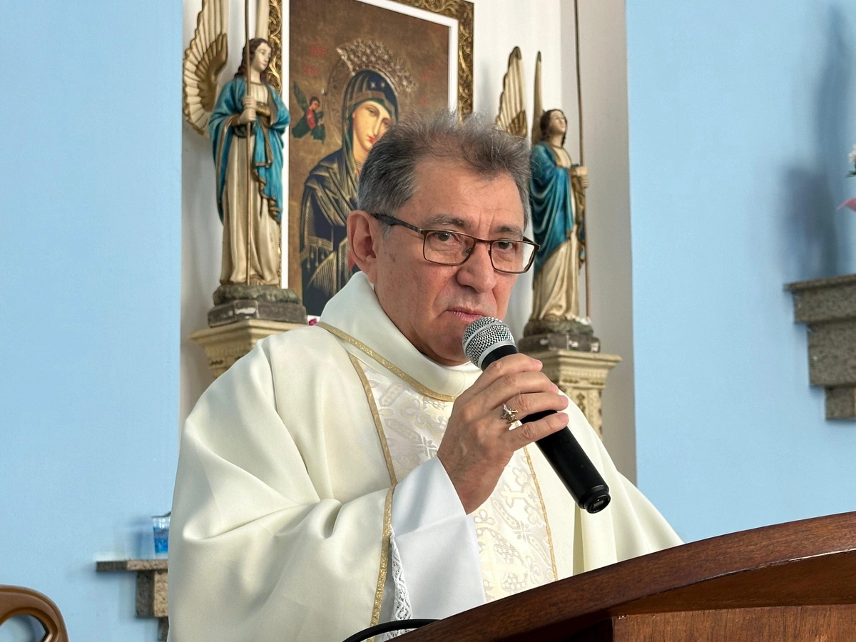 Padre Carlos Alberto, um dos celebrantes da missa