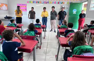 Prefeita Ivanária Sampaio entrega kits escolares na escola Cleonice Borges (Foto: Reprodução)