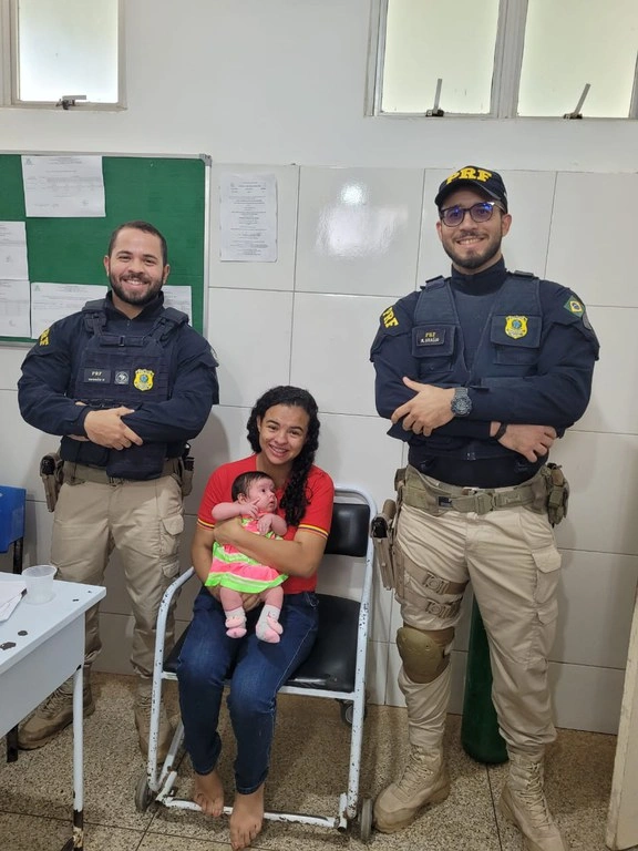 PRF no Piauí salva bebê de apenas 1 mês de idade em estado de asfixia por engasgo