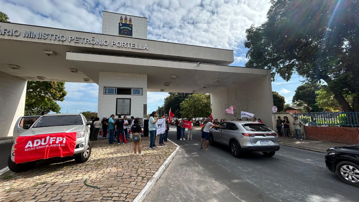 Professores realizam manifestação no primeiro dia de greve na UFPI