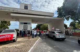 Professores realizam manifestação no primeiro dia de greve na UFPI (Foto: Pedro Melo/Conecta Piauí)