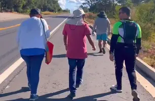 Timonenses pagam promessa pelo asfaltamento da BR 226 com caminhada de 51 KM (Foto: Reprodução)