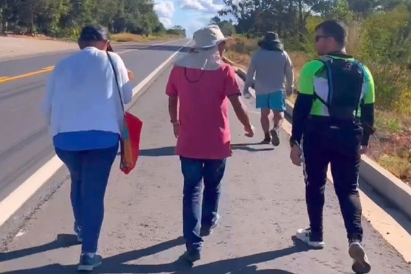Timonenses pagam promessa pelo asfaltamento da BR 226 com caminhada de 51 KM