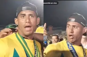 Torcedor rouba medalha de jogador durante comemoração na Colômbia (Foto: Reprodução)