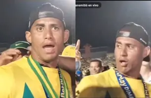 Torcedor rouba medalha de jogador durante comemoração na Colômbia (Foto: Reprodução)