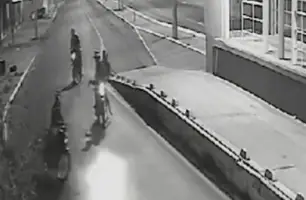 Vídeo flagra trio rendendo condutor e roubando motocicleta na zona Sul de Teresina (Foto: Reprodução)