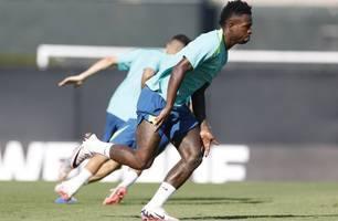 Vinicius Junior em ação no treino de domingo na UCLA (Foto: Rafael Ribeiro/CBF)