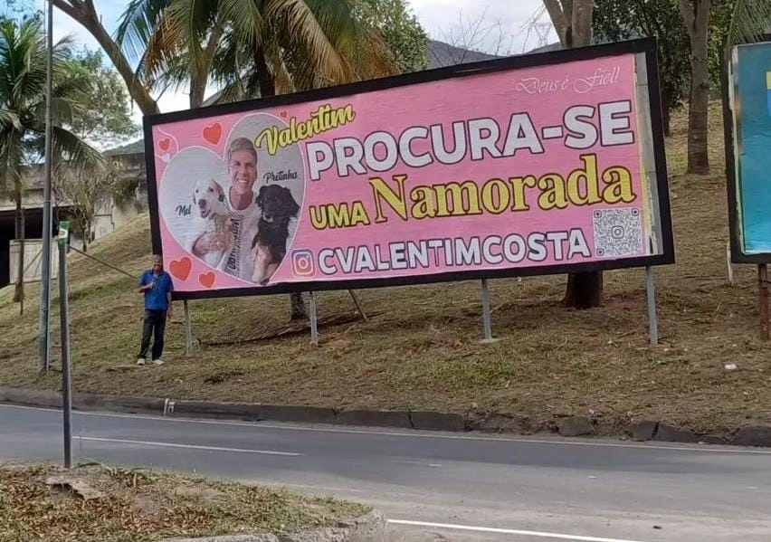 Viúvo gasta 40 mil com outdoors para encontrar um novo amor para o Dia dos Namorados