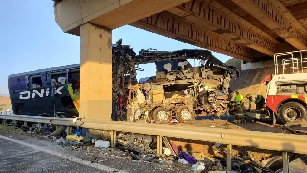 Acidente com ônibus no interior de São Paulo deixa 10 mortos e 42 feridos