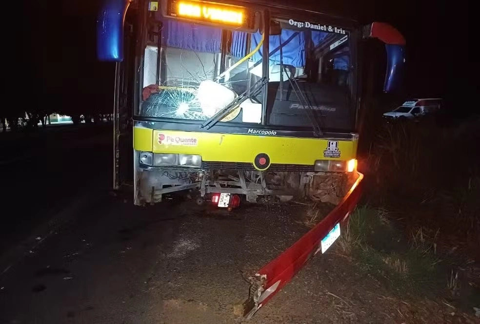 Acidente envolvendo ônibus e motocicleta deixa idoso morto na BR-343 no Piauí