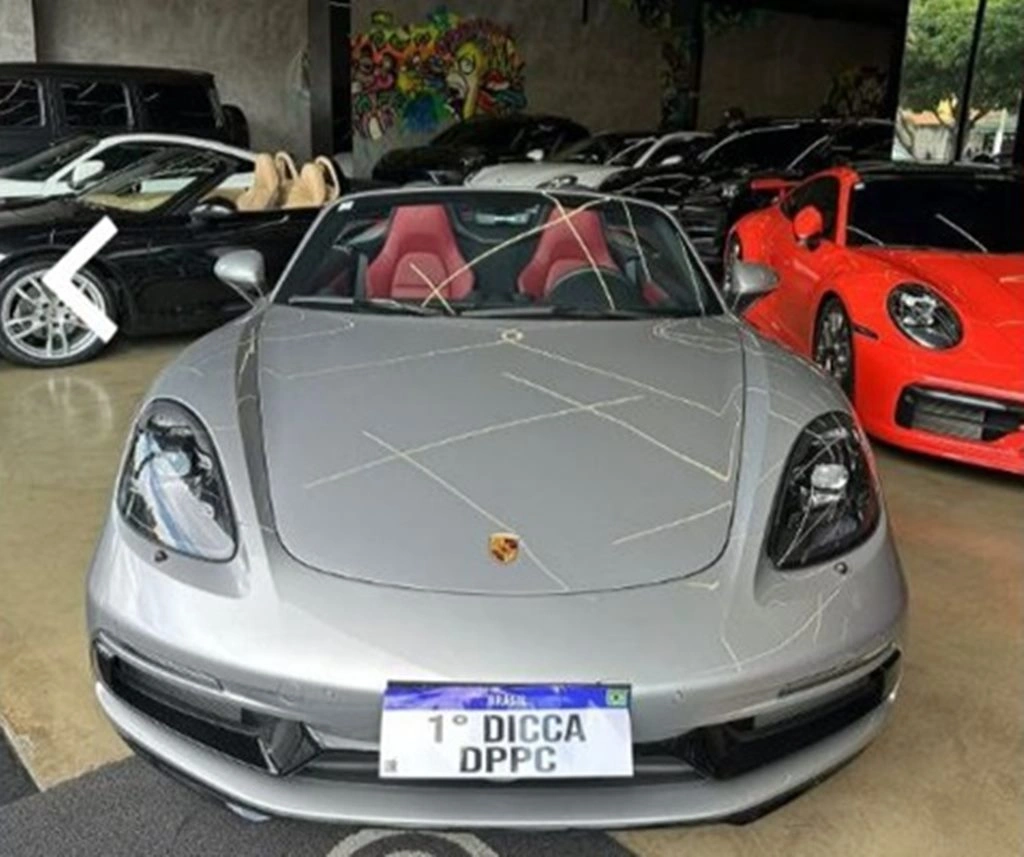 Acima carros de luxo apreendidos da facção PCC