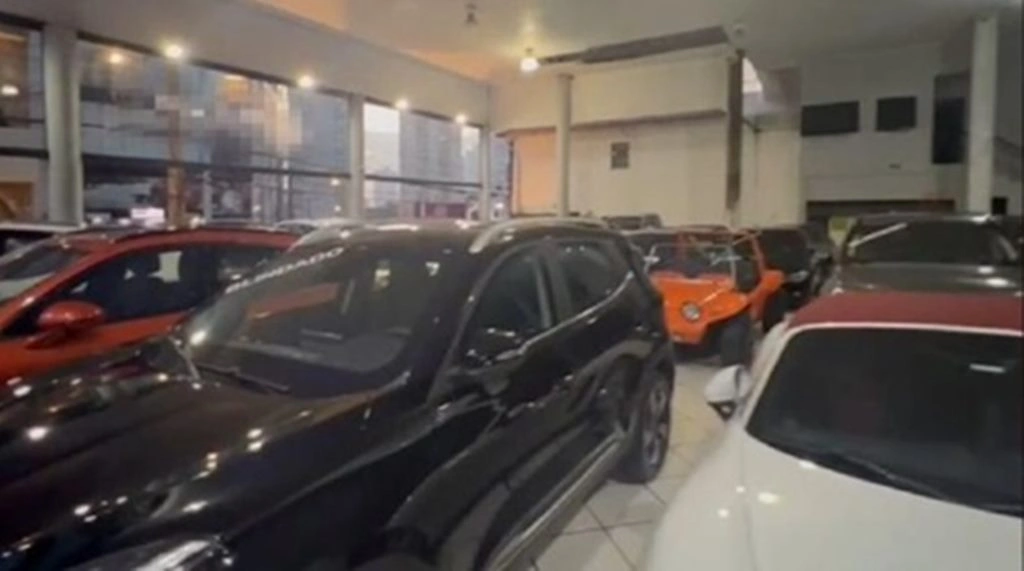 Acima carros de luxo apreendidos da facção PCC