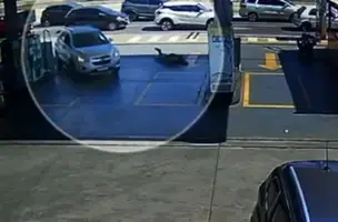 Advogado atropela homem 3 vezes em posto de gasolina em GO; vídeo (Foto: Reprodução)