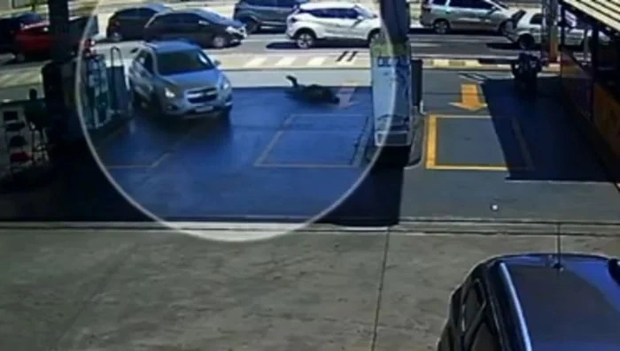 Advogado atropela homem 3 vezes em posto de gasolina em GO; vídeo