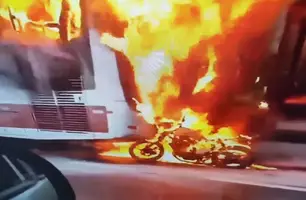Além de queimaduras, o motociclista quebrou a perna e o quadril (Foto: Reprodução)