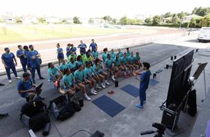 Arthur Elias durante reunião com jogadoras em Bordeaux (Foto: Rafael Ribeiro / CBF)