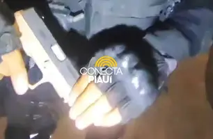 CAC abordado com arma na cintura é preso durante festejo em Demerval Lobão (Foto: Repórter 12/Conecta Piauí)
