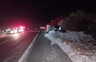 Caminhão tomba e deixa motorista ferido em acostamento da BR-316 no Piauí (Foto: Divulgação/PRF)