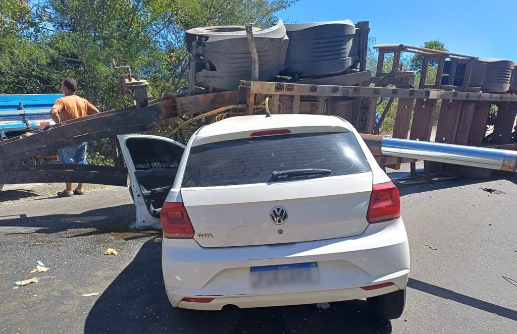 Carreta carregada com soja tomba e atinge carro no Piauí