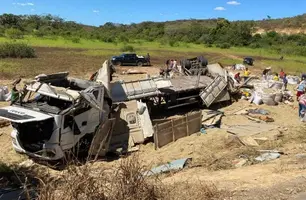 Carreta tomba e saqueador morre esmagado na BR-135 em Santa Luz, interior do Piauí (Foto: PORTAL B1)