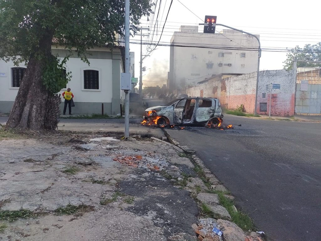 Carro fica completamente destruído após pegar fogo no Centro de Teresina