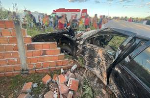 Cinco pessoas, incluindo criança, ficam feridas após carro bater em muro em Cocal (Foto: Divulgação/PMPI)