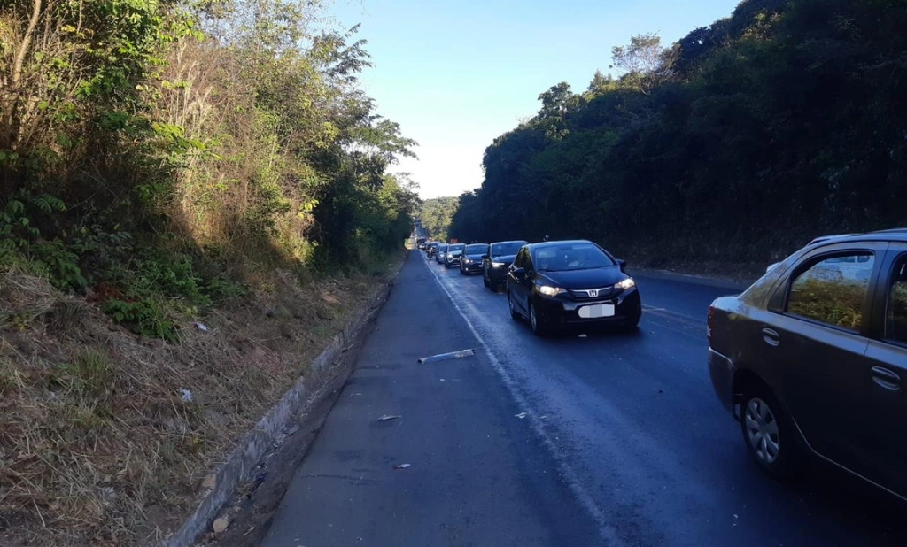 Colisão entre carro e ônibus deixa duas pessoas feridas na BR-343 em Teresina