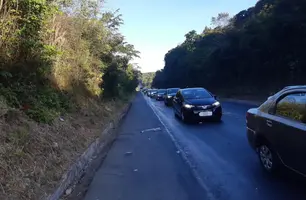 Colisão entre carro e ônibus deixa duas pessoas feridas na BR-343 em Teresina (Foto: Divulgação/PRF)