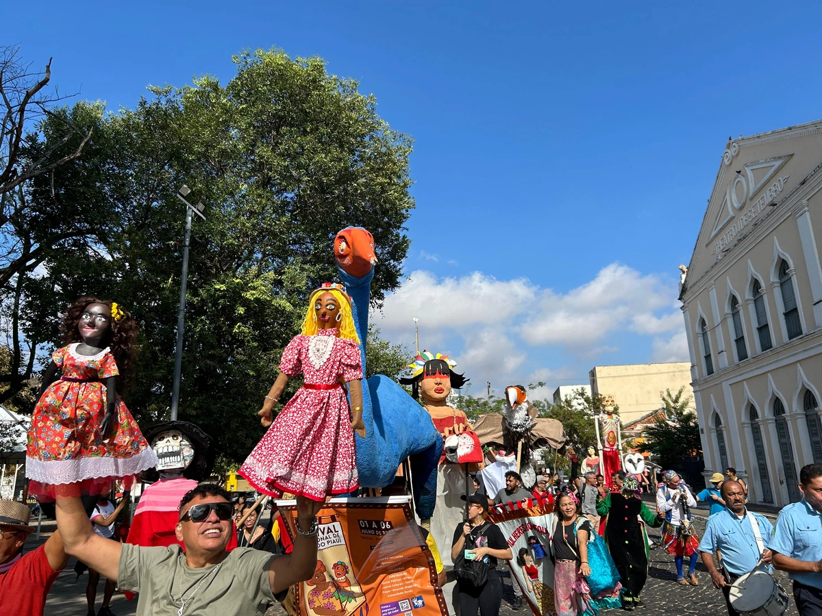 Desfile Cênico abre 5º Festival Internacional de Bonecos do Piauí em Teresina