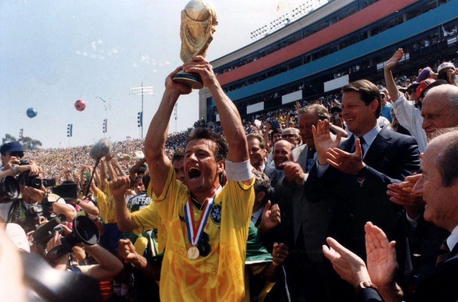 Dunga com a taça de campeão do mundo em 1994