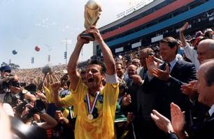 Dunga com a taça de campeão do mundo em 1994 (Foto: Reprodução)