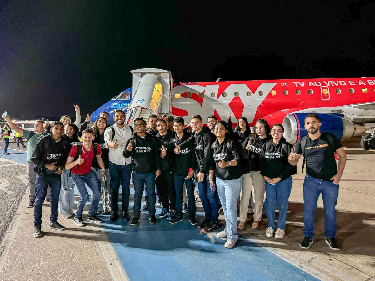 Estudantes e professores embarcam para Recife
