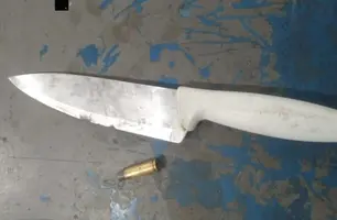 Faca levada pelo adolescente (Foto: Reprodução)