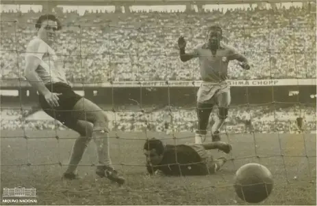 Fotografia de um dos gols marcados pelo Brasil na vitória sobre a Argentina em jogo válido pela Copa Roca de 1957