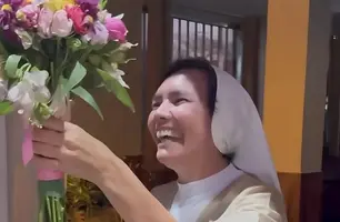 Freira deixa convidados boquiabertos ao pegar buquê de flores em casamento (Foto: Reprodução)
