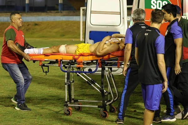Goleiro é atingido por bala de borracha durante confusão no Campeonato Goiano