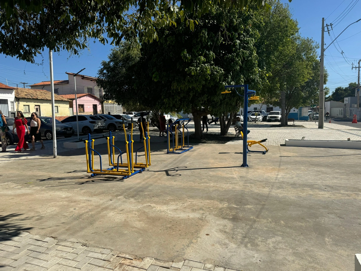 Governador inaugura praça e anuncia R$ 5 milhões em obras do OPA para Floriano