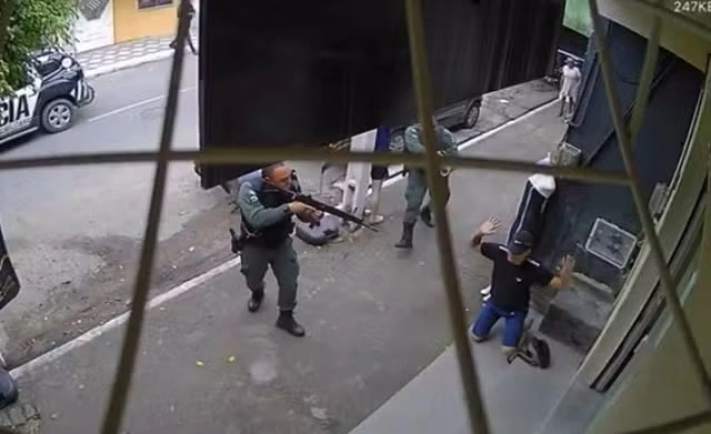 Grupo foi preso enquanto assaltava loja de eletrônicos