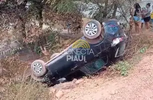 Homem perde controle e acaba capotando carro em curva na zona rural de Teresina (Foto: Reprodução)