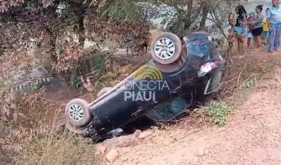 Homem perde controle e acaba capotando carro em curva na zona rural de Teresina