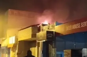 Incêndio de altas proporções destrói depósito de rede de supermercados em Picos (Foto: Reprodução)