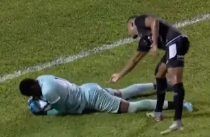 Jogador tem gesto inusitado em partida da Série C (Foto: Reprodução)